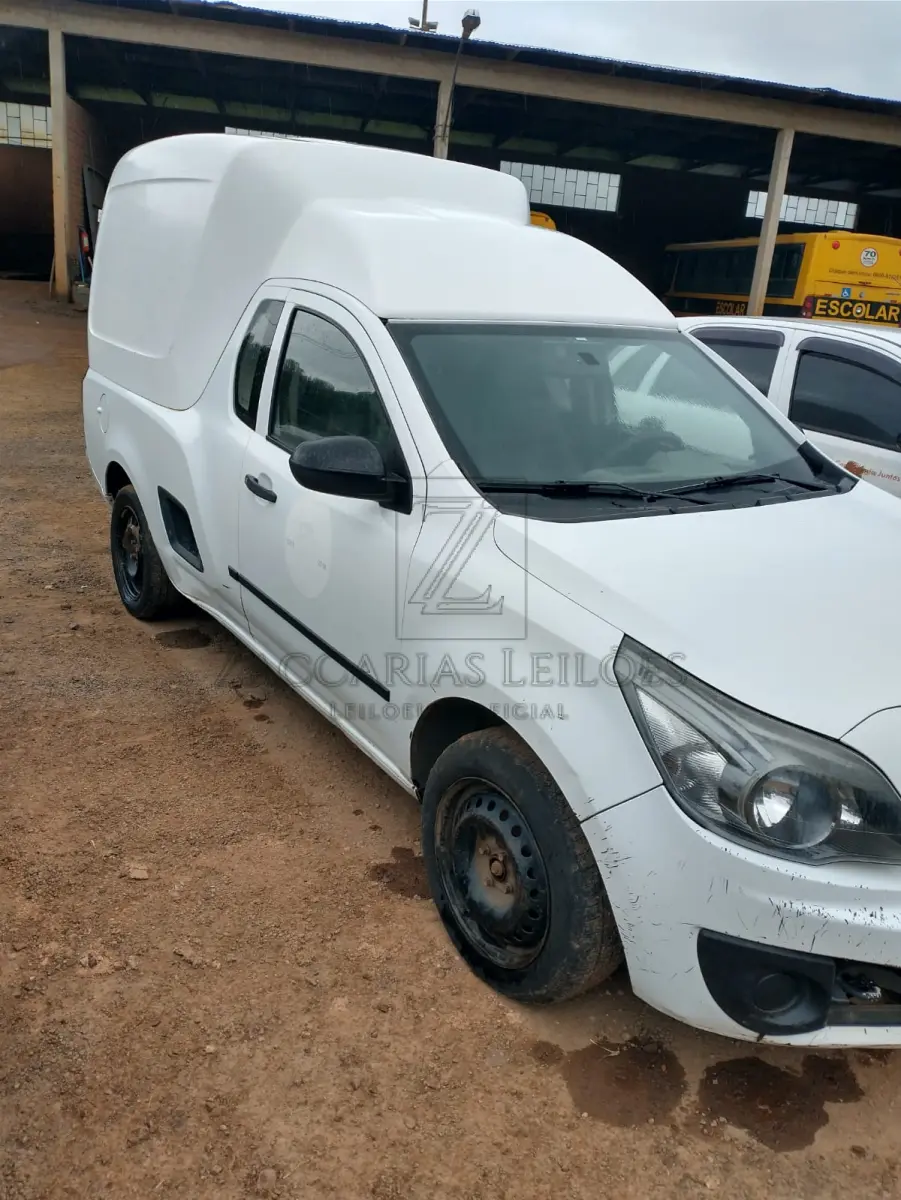 LOTE 003 - Um automóvel da marca GM-CHEVROLET/MONTANA ENGESIG FURGÃO, ano/modelo 2013/2013, de cor Branca, placas IUS-0508. NECESSITA DE REPAROS NO MOTOR