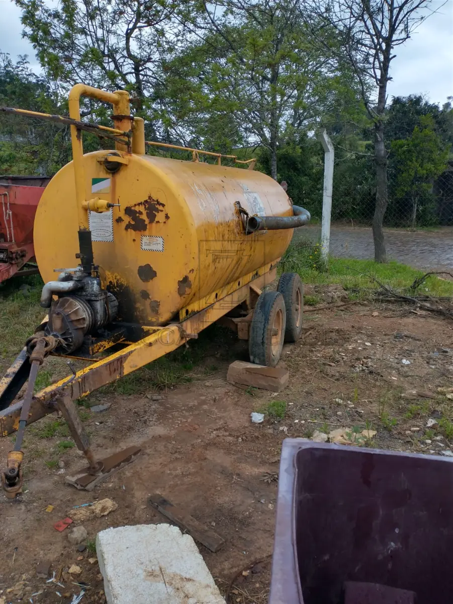 LOTE 005 - Um distribuidor de adubo orgânico líquido.