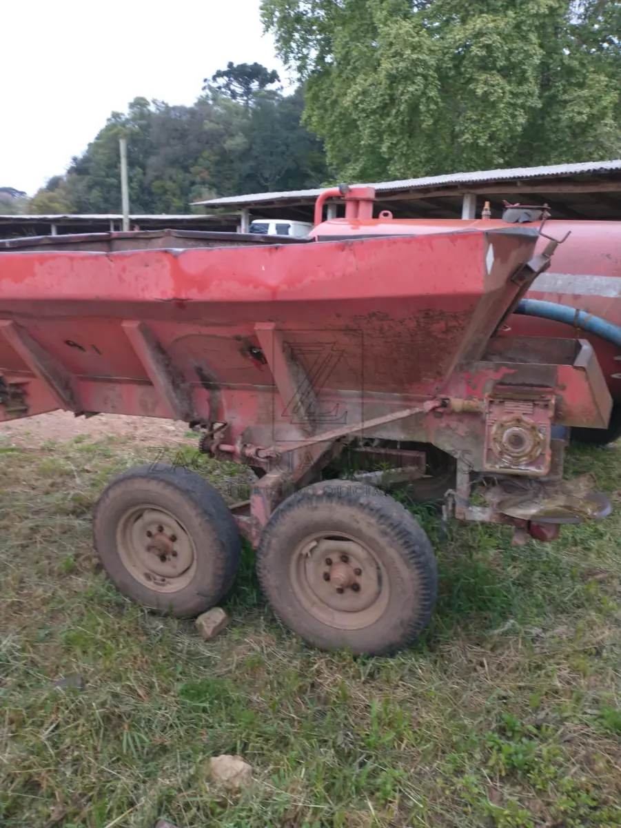 LOTE 006 - Um distribuidor de adubos e calcário esteira.