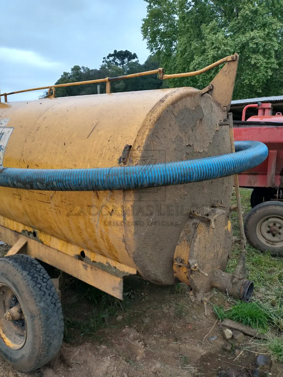 LOTE 005 - Um distribuidor de adubo orgânico líquido.