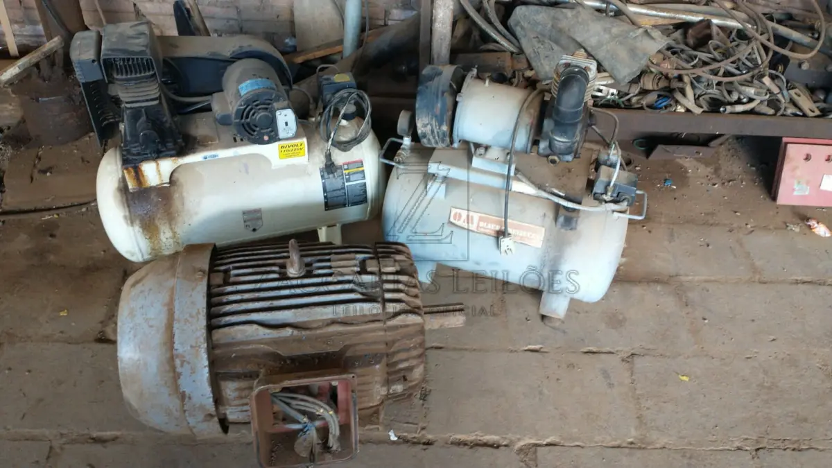 LOTE 012 - 2 compressores; um motor e sucata de ferro.