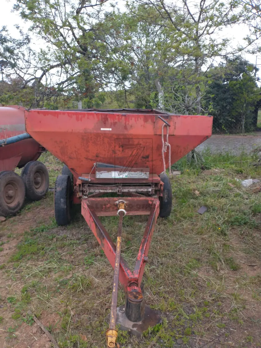LOTE 006 - Um distribuidor de adubos e calcário esteira.
