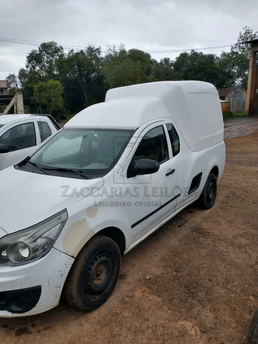 LOTE 003 - Um automóvel da marca GM-CHEVROLET/MONTANA ENGESIG FURGÃO, ano/modelo 2013/2013, de cor Branca, placas IUS-0508. NECESSITA DE REPAROS NO MOTOR