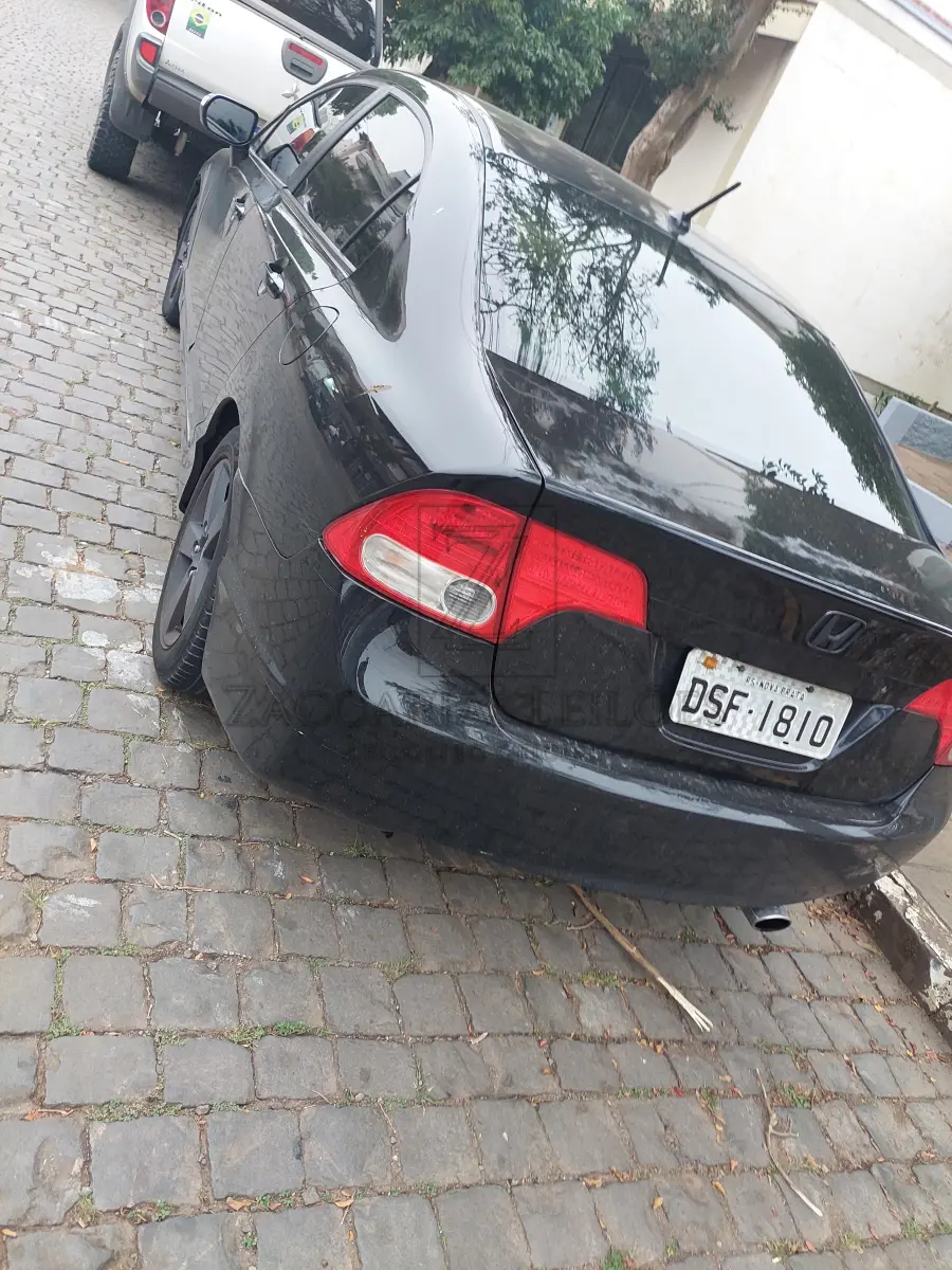 LOTE 008 - Um veículo da marca HONDA/CIVIC LXS, na cor preta, ano/modelo 2006/2007, placas DSF-1810, RENAVAM 899498221.
