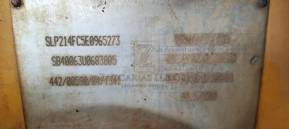 LOTE 003 - Retroescavadeira marca JCB modelo 214S, cabine fechada com ar-condicionado, ano/modelo 2006. (Bem nº 0723)