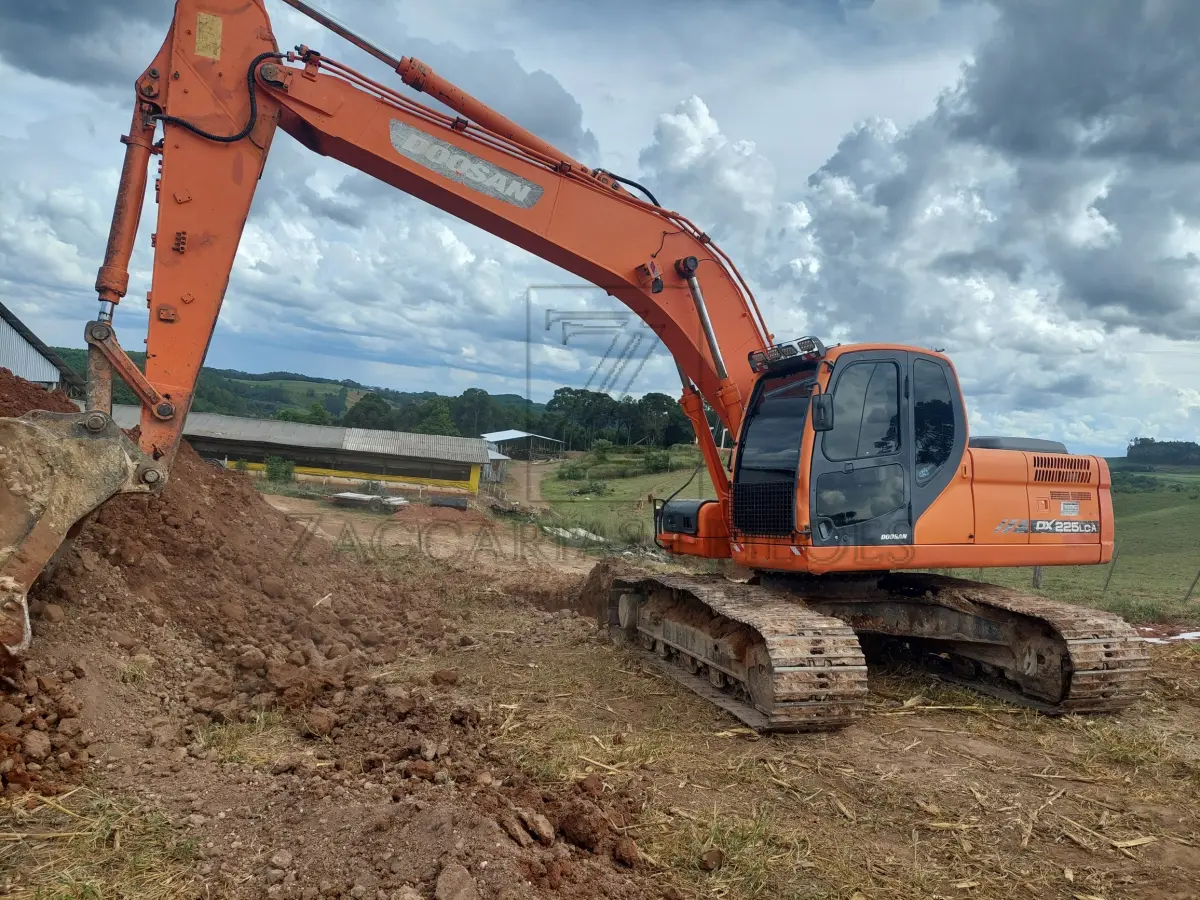 LOTE 002 - Uma escavadeira da marca DOOSAN DX225 LCA, ano 2014.