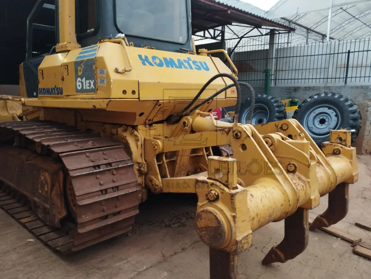 LOTE 001 - UM TRATOR DE ESTEIRA DA MARCA KOMATSU D61EX.