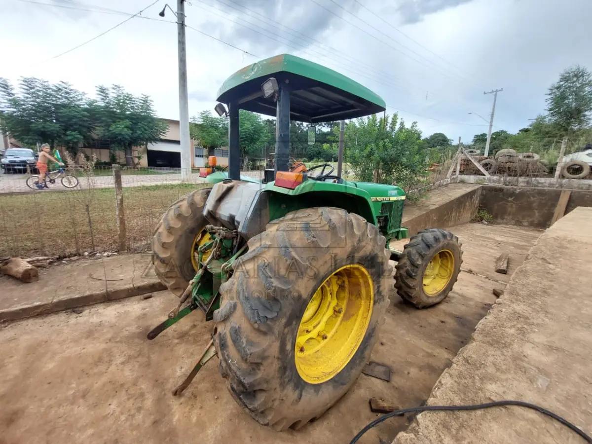LOTE 005 - Um trator da marca JOHN DEERE 5600, ano 2001.