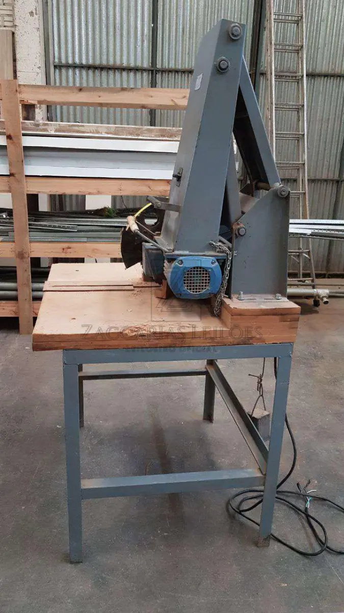 LOTE 006 - 1) Metais pertencentes a uma cabine de exaustão (cabine  desmontada). Avaliados como sucata ao preço de R$ 250,00; 2) Uma serra fita na cor verde (não  encontrei marca), com aspecto de estar sucateada. Avaliada em R$ 500,00; 3) Uma desempenadeira  Mazzutti, cor verde. Também aparenta estar sucateada, embora seja passível de conserto. Avaliada em  R$ 800,00; 4) Cerca de 7 (sete) metros lineares de canos (tubulação) de exaustor. Está em estado de  sucata, poucas peças (poucos canos) podem ser verdadeiramente aproveitados. Avaliados os cerca de  7 metros em R$ 350,00; 5) Destopadeira avaliada em R$ 1.500,00; 6) Coladeira de Borda Homag, modelo  DKR 15A avaliada em R$2.500,00.