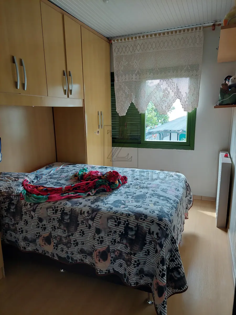 LOTE 001 - Bem: IMÓVEL: Um terreno urbano, constituído do lote n° 5 com aproximadamente 400m², com 17 metros ao leste de frente para a Rua Domingos Todeschini, no Bairro Cristo Redentor, cidade de Nova Bassano e 17,30 metros na parte oeste ao lado do lote n° 16; 21,50 metros ao lado com o lote n° 9 e 23,20 com o lote n° 4, terreno este dentro de área maior conforme transcrição número 7.708, folha 191, do Livro 3/J, datada de 03 de outubro de 1947, e do teor seguinte: parte do lote rural número vinte e oito, parte do lote rural número trinta e parte do lote rural número vinte e oito "A"(sobra) todos da Linha Benjamin Constant, Segundo distrito, o primeiro com a área de sessenta e dois mil oitocentos quarenta e sete metros quadrados, o segundo com a área de duzentos setenta mil - metros quadrados e a sobra com a área de setenta e sete mil quinhentos cinquenta e sete metros quadrados, perfazendo assim uma área total de quatrocentos dez mil quatrocentos e quatro metros quadrados, confrontando todo o imóvel: ao Norte, com os lotes números vinte e cinco e vinte e três "A" (sobra) daLinha Anita Garibaldi; ao Sul, com o travessão de frente; a Este, com:' C. os números vinte e oito e vintee seis "A" (sobra) da Linha Benjamin Constante a Oeste, com os números trinta e dois da Linha Benjamin Constant, vinte sete da Linha Annita Garibaldi e trinta e dois "A" (sobra) da Linha Benjamin Constant. (as) Wenceslina L. Zanettini, Oficial. Origens: 4.173, 4.174, 6.862, 6.863, 6.864, 6.865, 6.866, 6.884, 6.885, 6.886, 6.887, 7.285. No terreno citado acima, encontra-se construída uma residência mista, alvenaria e madeira, com 212 m² de área construída, de dois pavimentes, composta por 4 dormitórios, sala, cozinha, 2 banheiros, lavanderia externa com 20 m² e amplo pátio cercado. A residência possui fácil acesso, rua pavimentada, com sua construção em perfeito estado, sem trincas ou fissuras, com sua pintura em boa qualidade.