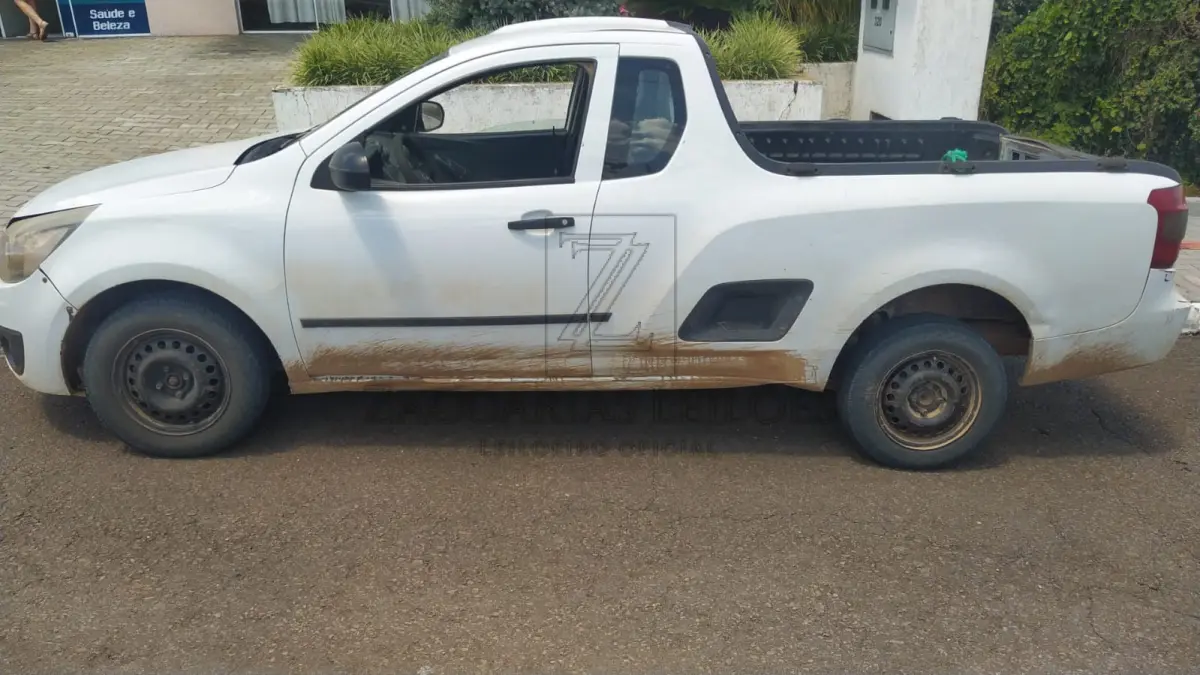 LOTE 004 - Uma camionete da marca GM-CHEVROLET/MONTANA LS, placas IUL-5996, na cor branca, carroceria aberta, ano/modelo 2013/2013, RENAVAM 00546009522.