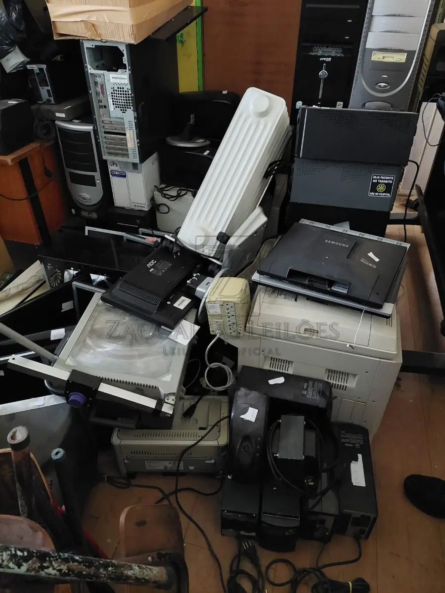 LOTE 014 - EQUIPAMENTOS DE INFORMÁTICA: aproximadamente 72 computadores/notebooks, 84  monitores, 52 impressoras, 176 nobreaks/estabilizadores, 24 itens diversos.