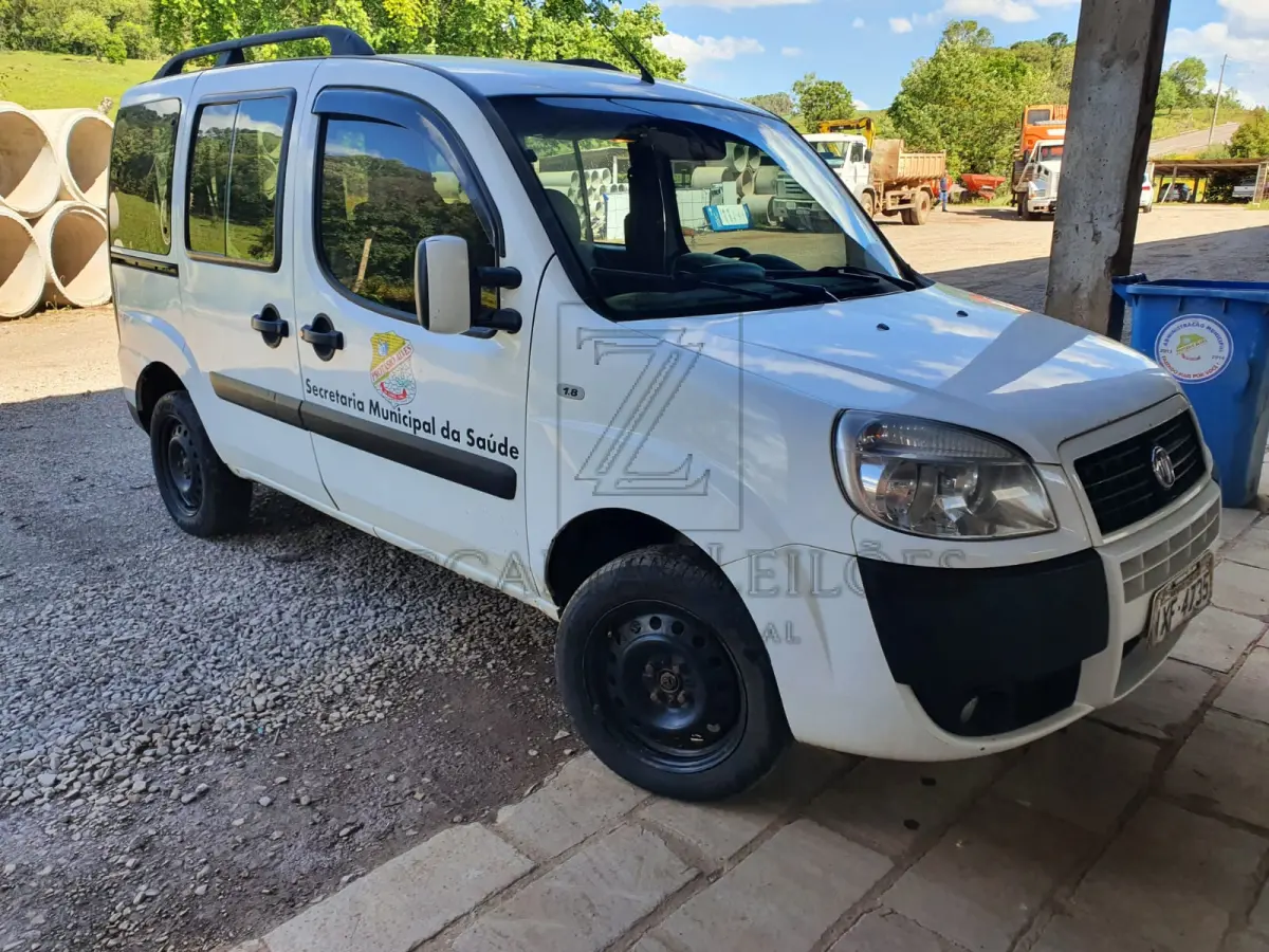LOTE 004 - Um automóvel da marca FIAT/DOBLO ESSENCE 1.8, ano/modelo 2016, de cor Branca, placa IXF-4735.