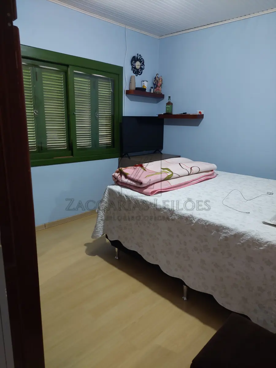 LOTE 001 - Bem: IMÓVEL: Um terreno urbano, constituído do lote n° 5 com aproximadamente 400m², com 17 metros ao leste de frente para a Rua Domingos Todeschini, no Bairro Cristo Redentor, cidade de Nova Bassano e 17,30 metros na parte oeste ao lado do lote n° 16; 21,50 metros ao lado com o lote n° 9 e 23,20 com o lote n° 4, terreno este dentro de área maior conforme transcrição número 7.708, folha 191, do Livro 3/J, datada de 03 de outubro de 1947, e do teor seguinte: parte do lote rural número vinte e oito, parte do lote rural número trinta e parte do lote rural número vinte e oito "A"(sobra) todos da Linha Benjamin Constant, Segundo distrito, o primeiro com a área de sessenta e dois mil oitocentos quarenta e sete metros quadrados, o segundo com a área de duzentos setenta mil - metros quadrados e a sobra com a área de setenta e sete mil quinhentos cinquenta e sete metros quadrados, perfazendo assim uma área total de quatrocentos dez mil quatrocentos e quatro metros quadrados, confrontando todo o imóvel: ao Norte, com os lotes números vinte e cinco e vinte e três "A" (sobra) daLinha Anita Garibaldi; ao Sul, com o travessão de frente; a Este, com:' C. os números vinte e oito e vintee seis "A" (sobra) da Linha Benjamin Constante a Oeste, com os números trinta e dois da Linha Benjamin Constant, vinte sete da Linha Annita Garibaldi e trinta e dois "A" (sobra) da Linha Benjamin Constant. (as) Wenceslina L. Zanettini, Oficial. Origens: 4.173, 4.174, 6.862, 6.863, 6.864, 6.865, 6.866, 6.884, 6.885, 6.886, 6.887, 7.285. No terreno citado acima, encontra-se construída uma residência mista, alvenaria e madeira, com 212 m² de área construída, de dois pavimentes, composta por 4 dormitórios, sala, cozinha, 2 banheiros, lavanderia externa com 20 m² e amplo pátio cercado. A residência possui fácil acesso, rua pavimentada, com sua construção em perfeito estado, sem trincas ou fissuras, com sua pintura em boa qualidade.