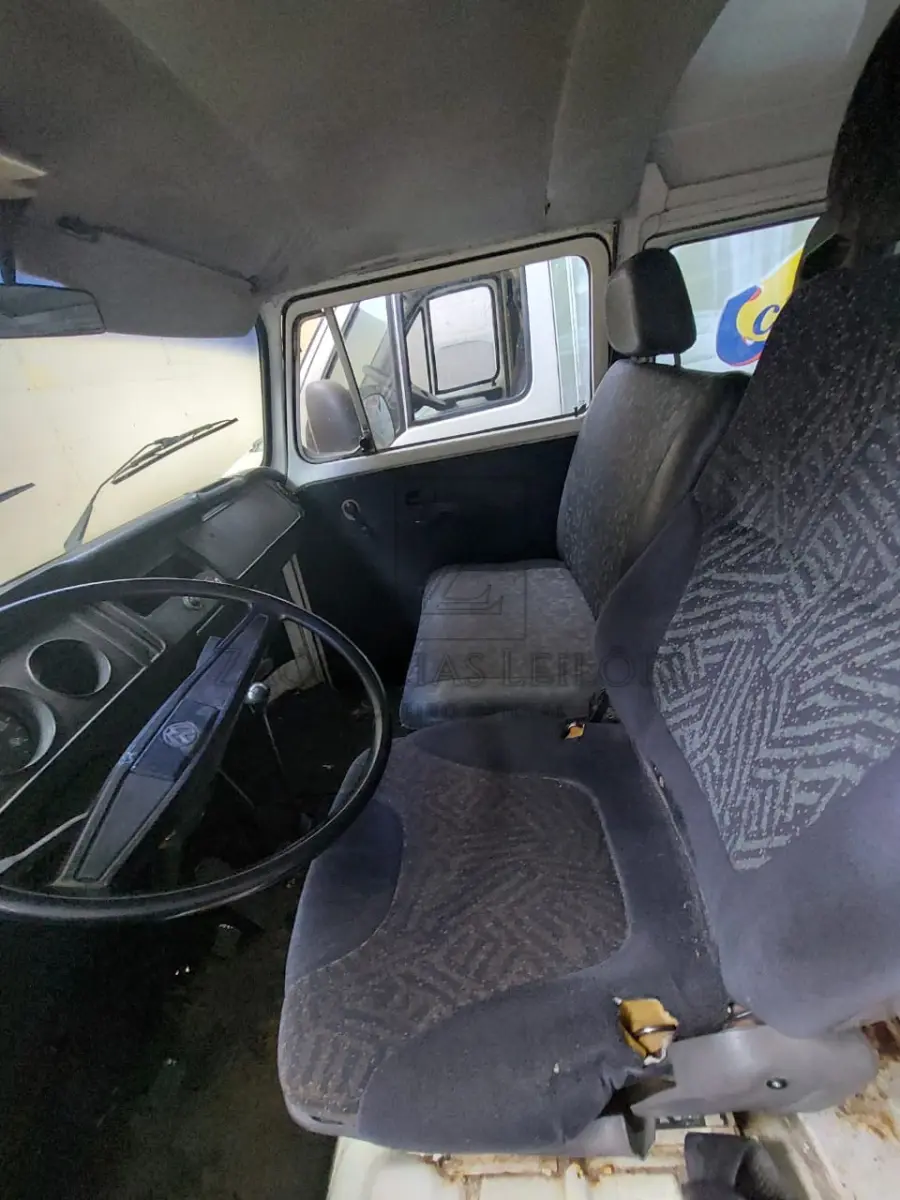 LOTE 004 - Uma camionete da marca VW/VOLKSWAGEN/KOMBI, placas IEK-5856, cor branca, ano/modelo 1996, , RENAVAM 648128148.