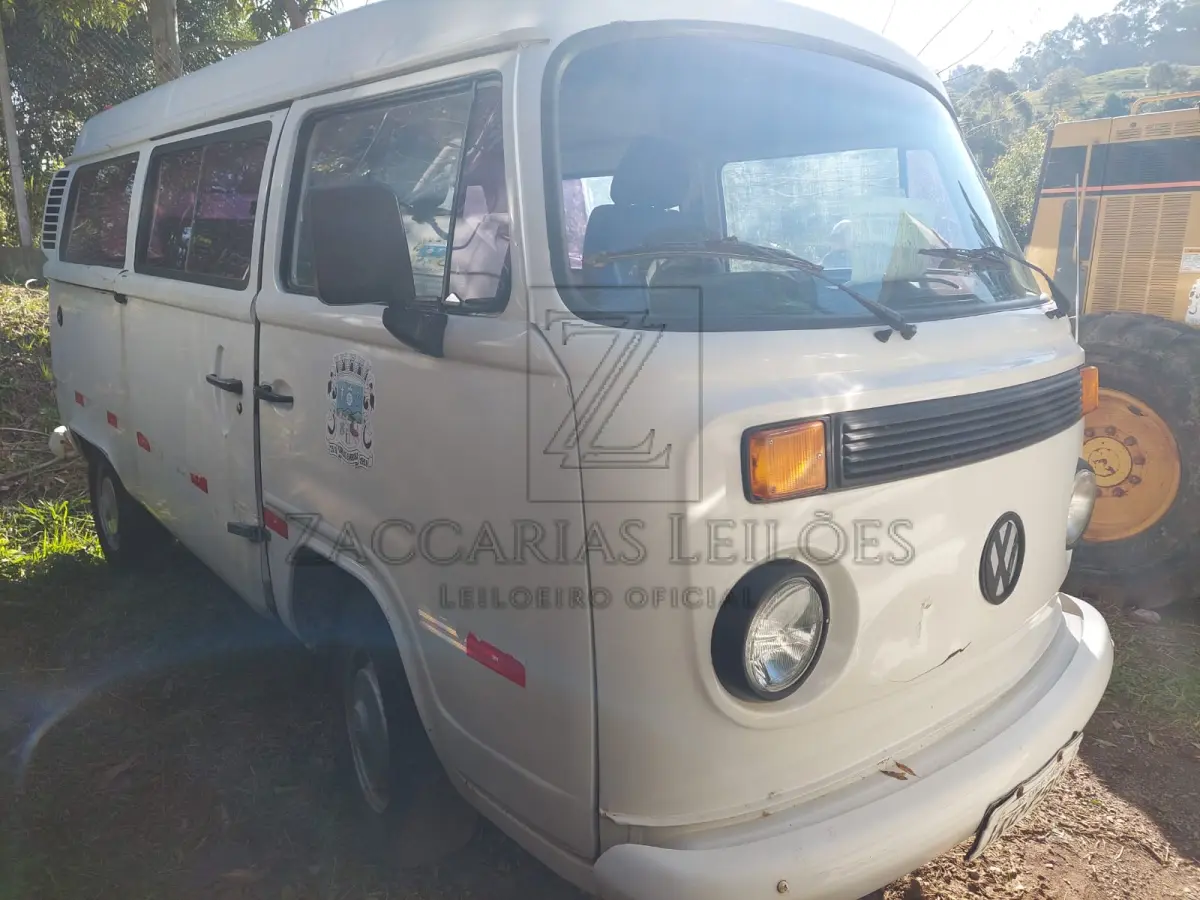 LOTE 004 - Veículo da marca Volkswagen/KOMBI, placas IKQ-7909, tipo passageiro ano/modelo  2002/2002, RENAVAM 00782599842, a gasolina.