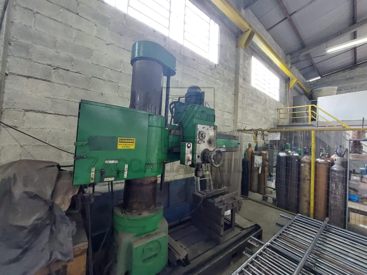 LOTE 014 - Uma máquina furadeira radial da marca ZACARIAS, modelo Z50/1800, cor verde, em bom estado de conservação.