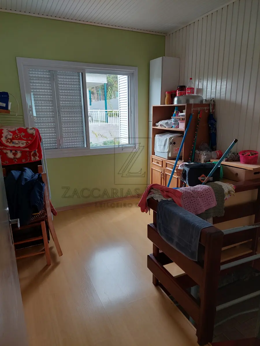 LOTE 001 - Bem: IMÓVEL: Um terreno urbano, constituído do lote n° 5 com aproximadamente 400m², com 17 metros ao leste de frente para a Rua Domingos Todeschini, no Bairro Cristo Redentor, cidade de Nova Bassano e 17,30 metros na parte oeste ao lado do lote n° 16; 21,50 metros ao lado com o lote n° 9 e 23,20 com o lote n° 4, terreno este dentro de área maior conforme transcrição número 7.708, folha 191, do Livro 3/J, datada de 03 de outubro de 1947, e do teor seguinte: parte do lote rural número vinte e oito, parte do lote rural número trinta e parte do lote rural número vinte e oito "A"(sobra) todos da Linha Benjamin Constant, Segundo distrito, o primeiro com a área de sessenta e dois mil oitocentos quarenta e sete metros quadrados, o segundo com a área de duzentos setenta mil - metros quadrados e a sobra com a área de setenta e sete mil quinhentos cinquenta e sete metros quadrados, perfazendo assim uma área total de quatrocentos dez mil quatrocentos e quatro metros quadrados, confrontando todo o imóvel: ao Norte, com os lotes números vinte e cinco e vinte e três "A" (sobra) daLinha Anita Garibaldi; ao Sul, com o travessão de frente; a Este, com:' C. os números vinte e oito e vintee seis "A" (sobra) da Linha Benjamin Constante a Oeste, com os números trinta e dois da Linha Benjamin Constant, vinte sete da Linha Annita Garibaldi e trinta e dois "A" (sobra) da Linha Benjamin Constant. (as) Wenceslina L. Zanettini, Oficial. Origens: 4.173, 4.174, 6.862, 6.863, 6.864, 6.865, 6.866, 6.884, 6.885, 6.886, 6.887, 7.285. No terreno citado acima, encontra-se construída uma residência mista, alvenaria e madeira, com 212 m² de área construída, de dois pavimentes, composta por 4 dormitórios, sala, cozinha, 2 banheiros, lavanderia externa com 20 m² e amplo pátio cercado. A residência possui fácil acesso, rua pavimentada, com sua construção em perfeito estado, sem trincas ou fissuras, com sua pintura em boa qualidade.