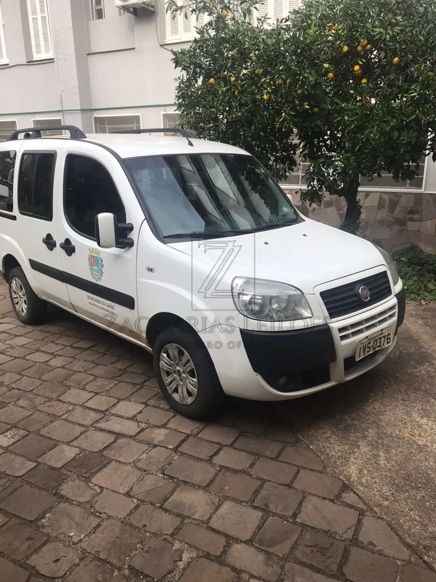 LOTE 006 - AUTOMÓVEL FIAT DOBLO ESSENCE 1.8, ANO/MODELO 2014/2014, COR BRANCA, CILINDRADA 1800CC, COMBUSTÍVEL ÁLCOOL/GASOLINA, 7 PASSAGEIROS, PLACAS IVS-0376, RENAVAM 01014367228