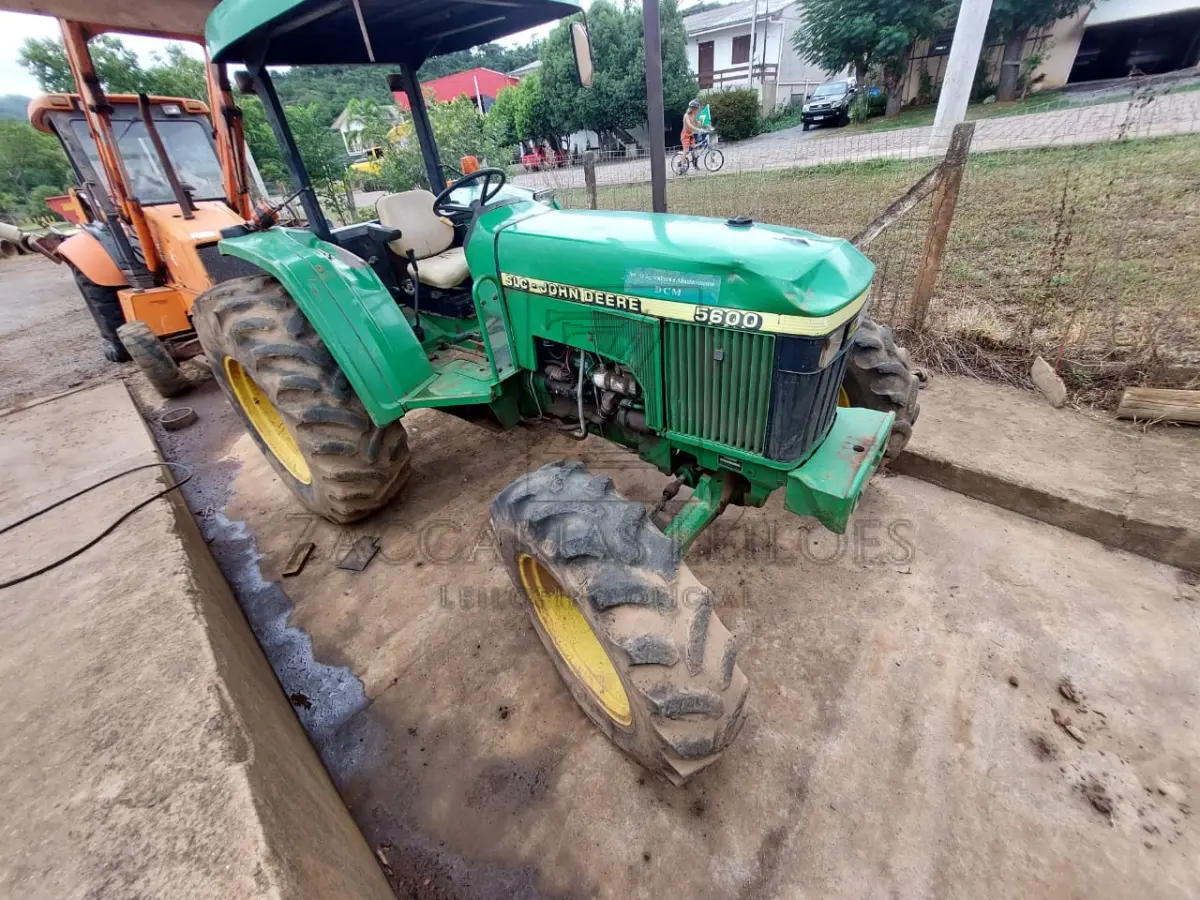 LOTE 005 - Um trator da marca JOHN DEERE 5600, ano 2001.