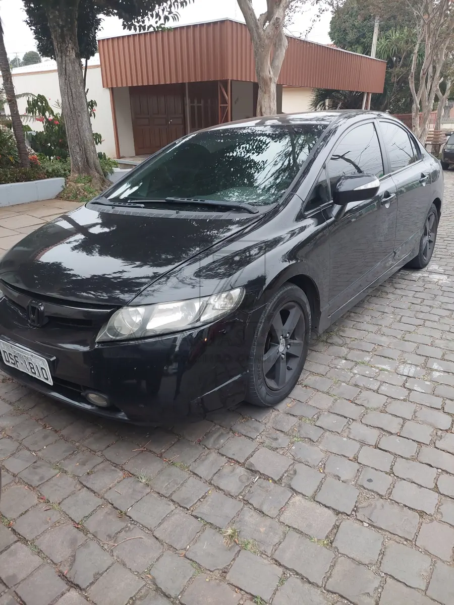 LOTE 008 - Um veículo da marca HONDA/CIVIC LXS, na cor preta, ano/modelo 2006/2007, placas DSF-1810, RENAVAM 899498221.