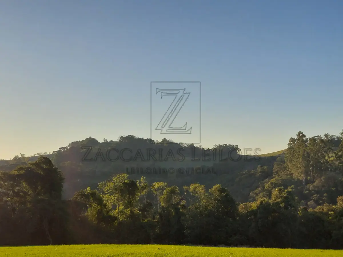 LOTE 001 - IMÓVEL: Parte do lote rural nº 159 da Linha Marquês do Herval, no distrito de Fagundes Varela, neste município, com área de 276.000,00m² (duzentos e setenta  e seis mil metros quadrados) de terras sem benfeitorias, que confrontam: ao norte, com o travessão de fundos; ao sul, com o Rio Carreiro; ao leste, com terras do lote rural nº 157 da mesma Linha Marquês do Herval e ainda com terras do mesmo lote nº 159 de Angelo Rigo e sua mulher e ao oeste, com terras do lote nº 161 da mesma Linha Marques do Herval.