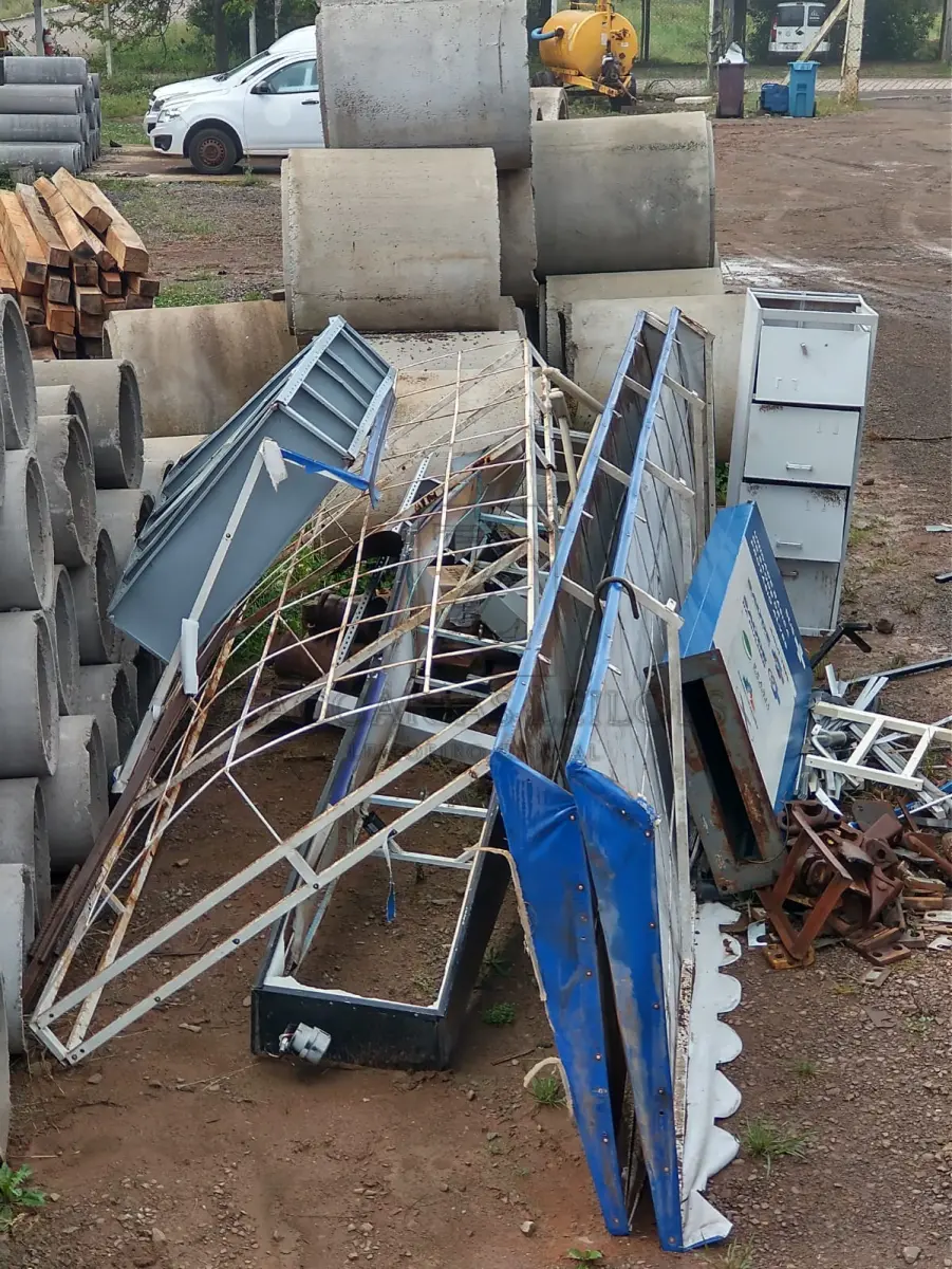 LOTE 012 - 2 compressores; um motor e sucata de ferro.