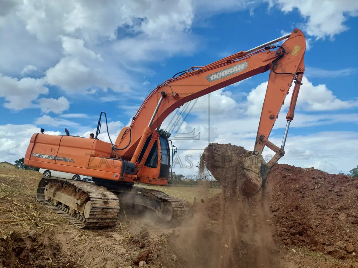 LOTE 002 - Uma escavadeira da marca DOOSAN DX225 LCA, ano 2014.
