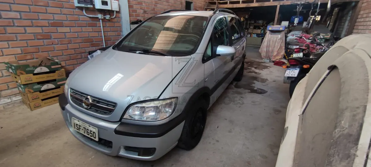 LOTE 007 - Um veículo marca GM/ZAFIRA EXPRESSION, ano/modelo 2011/2012, placas ISF-7650, cor prata, a gasolina/álcool, RENAVAM nº 00344404439, necessita reforma de motor.