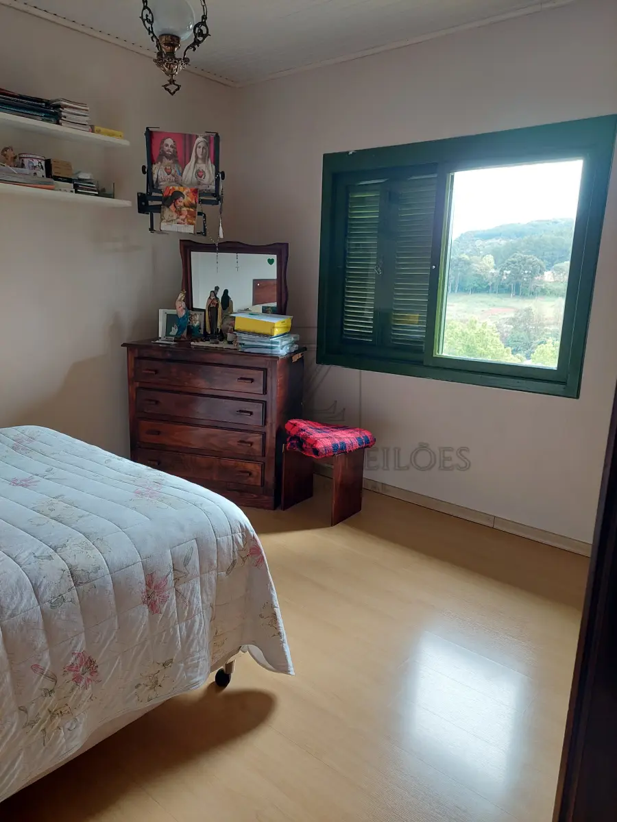 LOTE 001 - Bem: IMÓVEL: Um terreno urbano, constituído do lote n° 5 com aproximadamente 400m², com 17 metros ao leste de frente para a Rua Domingos Todeschini, no Bairro Cristo Redentor, cidade de Nova Bassano e 17,30 metros na parte oeste ao lado do lote n° 16; 21,50 metros ao lado com o lote n° 9 e 23,20 com o lote n° 4, terreno este dentro de área maior conforme transcrição número 7.708, folha 191, do Livro 3/J, datada de 03 de outubro de 1947, e do teor seguinte: parte do lote rural número vinte e oito, parte do lote rural número trinta e parte do lote rural número vinte e oito "A"(sobra) todos da Linha Benjamin Constant, Segundo distrito, o primeiro com a área de sessenta e dois mil oitocentos quarenta e sete metros quadrados, o segundo com a área de duzentos setenta mil - metros quadrados e a sobra com a área de setenta e sete mil quinhentos cinquenta e sete metros quadrados, perfazendo assim uma área total de quatrocentos dez mil quatrocentos e quatro metros quadrados, confrontando todo o imóvel: ao Norte, com os lotes números vinte e cinco e vinte e três "A" (sobra) daLinha Anita Garibaldi; ao Sul, com o travessão de frente; a Este, com:' C. os números vinte e oito e vintee seis "A" (sobra) da Linha Benjamin Constante a Oeste, com os números trinta e dois da Linha Benjamin Constant, vinte sete da Linha Annita Garibaldi e trinta e dois "A" (sobra) da Linha Benjamin Constant. (as) Wenceslina L. Zanettini, Oficial. Origens: 4.173, 4.174, 6.862, 6.863, 6.864, 6.865, 6.866, 6.884, 6.885, 6.886, 6.887, 7.285. No terreno citado acima, encontra-se construída uma residência mista, alvenaria e madeira, com 212 m² de área construída, de dois pavimentes, composta por 4 dormitórios, sala, cozinha, 2 banheiros, lavanderia externa com 20 m² e amplo pátio cercado. A residência possui fácil acesso, rua pavimentada, com sua construção em perfeito estado, sem trincas ou fissuras, com sua pintura em boa qualidade.