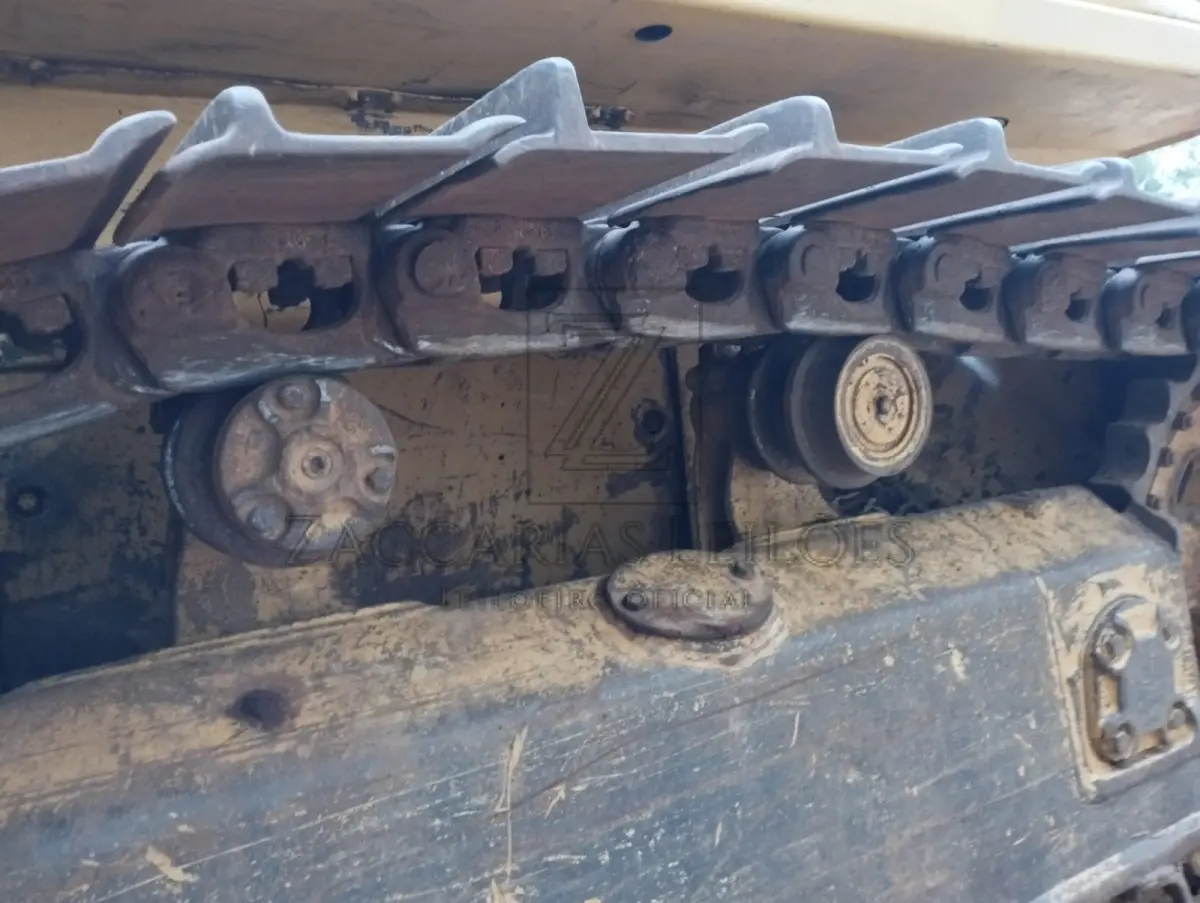 LOTE 001 - UM TRATOR DE ESTEIRA DA MARCA KOMATSU D61EX.