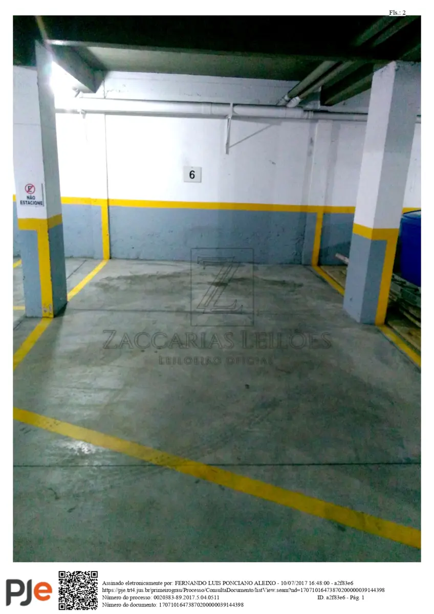 LOTE 001 - – Box de número 06, localizado no subsolo ou primeiro pavimento do edifício denominado “Edifício Firenze”, situado na Avenida Osvaldo Aranha, 933, 939 e 945, nesta cidade, dito box possui acesso através da avenida Osvaldo Aranha, número 945, com área real total de 17,0572m², sendo 13,0000m2 de área total privativa, e 4,0572m² de área real total de uso comum, correspondendo-lhe desta maneira, a uma fração ideal do terreno de 0,0044 e nas demais coisas de uso comum e fim proveitoso do prédio. O terreno onde se ergue a construção e constituído do lote urbano numero 42, com área de 875,00m², localizado nesta cidade, na Av. Osvaldo Aranha, distando, 64,00 metros da esquina da Rua Irai, não se podendo delimitar o quarteirão, confinando: Norte, na extensão de 50,00m, com propriedade de Ema Bonatto; Sul, na mesma extensão com dita de Alexandre Peruffo; Leste, na extensão de 17,50m, com a estrada de ferro do Rio Grande do Sul; Oeste, pela frente, também com 17,50m com a Avenida Osvaldo Aranha. Matrícula 32.371, RI Bento Gonçalves.