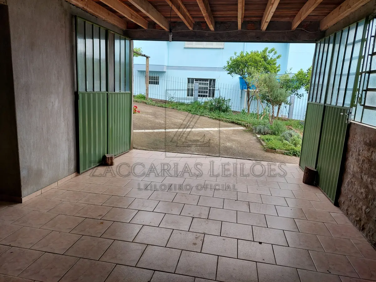 LOTE 001 - Bem: IMÓVEL: Um terreno urbano, constituído do lote n° 5 com aproximadamente 400m², com 17 metros ao leste de frente para a Rua Domingos Todeschini, no Bairro Cristo Redentor, cidade de Nova Bassano e 17,30 metros na parte oeste ao lado do lote n° 16; 21,50 metros ao lado com o lote n° 9 e 23,20 com o lote n° 4, terreno este dentro de área maior conforme transcrição número 7.708, folha 191, do Livro 3/J, datada de 03 de outubro de 1947, e do teor seguinte: parte do lote rural número vinte e oito, parte do lote rural número trinta e parte do lote rural número vinte e oito "A"(sobra) todos da Linha Benjamin Constant, Segundo distrito, o primeiro com a área de sessenta e dois mil oitocentos quarenta e sete metros quadrados, o segundo com a área de duzentos setenta mil - metros quadrados e a sobra com a área de setenta e sete mil quinhentos cinquenta e sete metros quadrados, perfazendo assim uma área total de quatrocentos dez mil quatrocentos e quatro metros quadrados, confrontando todo o imóvel: ao Norte, com os lotes números vinte e cinco e vinte e três "A" (sobra) daLinha Anita Garibaldi; ao Sul, com o travessão de frente; a Este, com:' C. os números vinte e oito e vintee seis "A" (sobra) da Linha Benjamin Constante a Oeste, com os números trinta e dois da Linha Benjamin Constant, vinte sete da Linha Annita Garibaldi e trinta e dois "A" (sobra) da Linha Benjamin Constant. (as) Wenceslina L. Zanettini, Oficial. Origens: 4.173, 4.174, 6.862, 6.863, 6.864, 6.865, 6.866, 6.884, 6.885, 6.886, 6.887, 7.285. No terreno citado acima, encontra-se construída uma residência mista, alvenaria e madeira, com 212 m² de área construída, de dois pavimentes, composta por 4 dormitórios, sala, cozinha, 2 banheiros, lavanderia externa com 20 m² e amplo pátio cercado. A residência possui fácil acesso, rua pavimentada, com sua construção em perfeito estado, sem trincas ou fissuras, com sua pintura em boa qualidade.