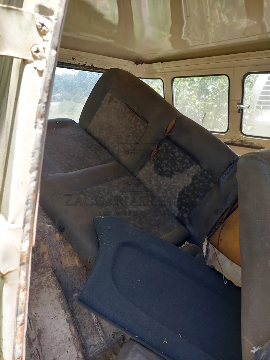 LOTE 003 - Veículo da marca VOLKSWAGEN/KOMBI, placas IHP-7637, tipo camioneta, ano/modelo  1993/1994, RENAVAM 00582850606, a gasolina.