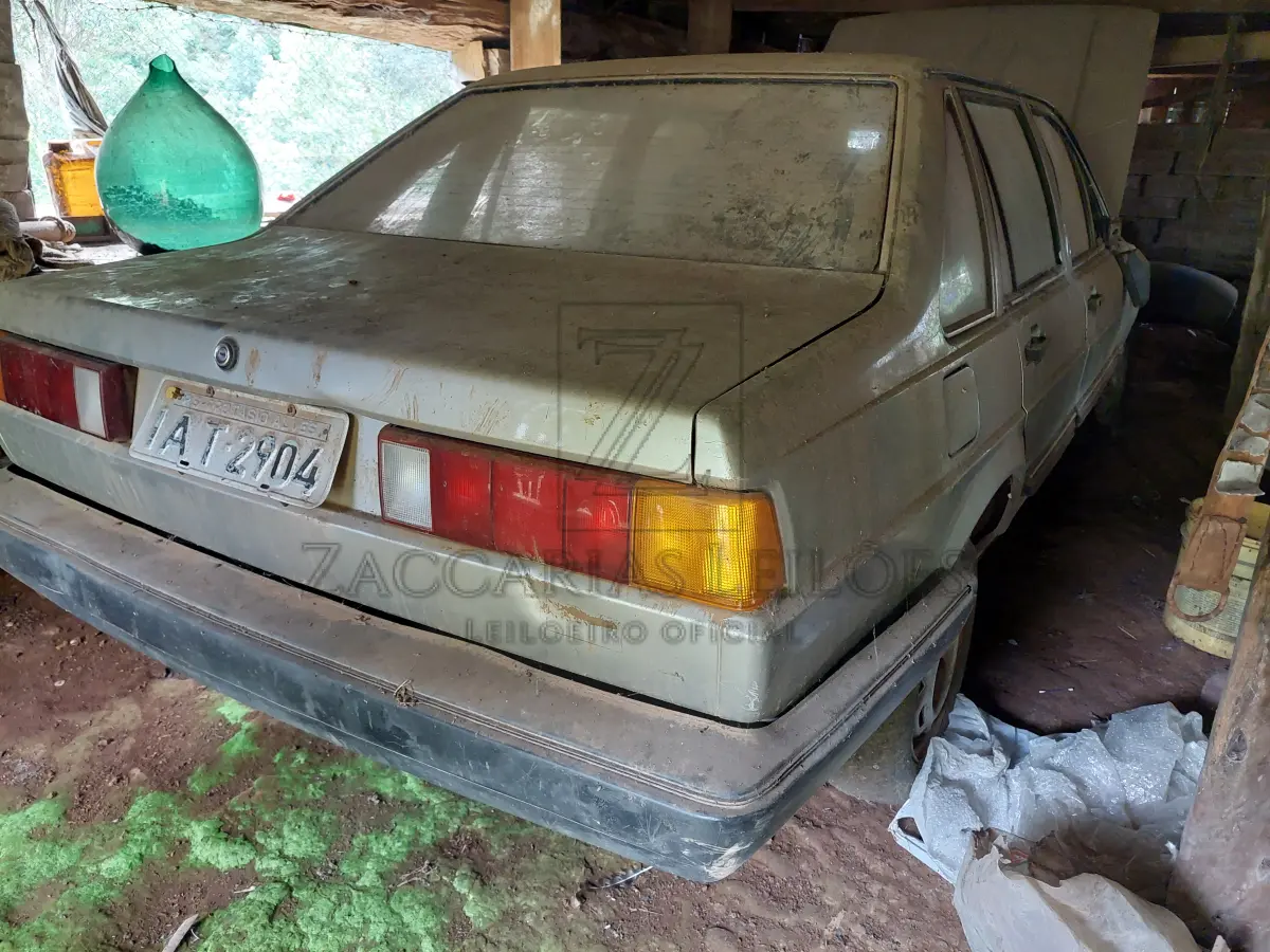 LOTE 007 - Um automóvel da marca VW/VOLKSWAGEN SANTANA CL 2000, de placa IAT-2904, cor bege, RENAVAM 563377348 ano/modelo 1988/1989, a álcool.
