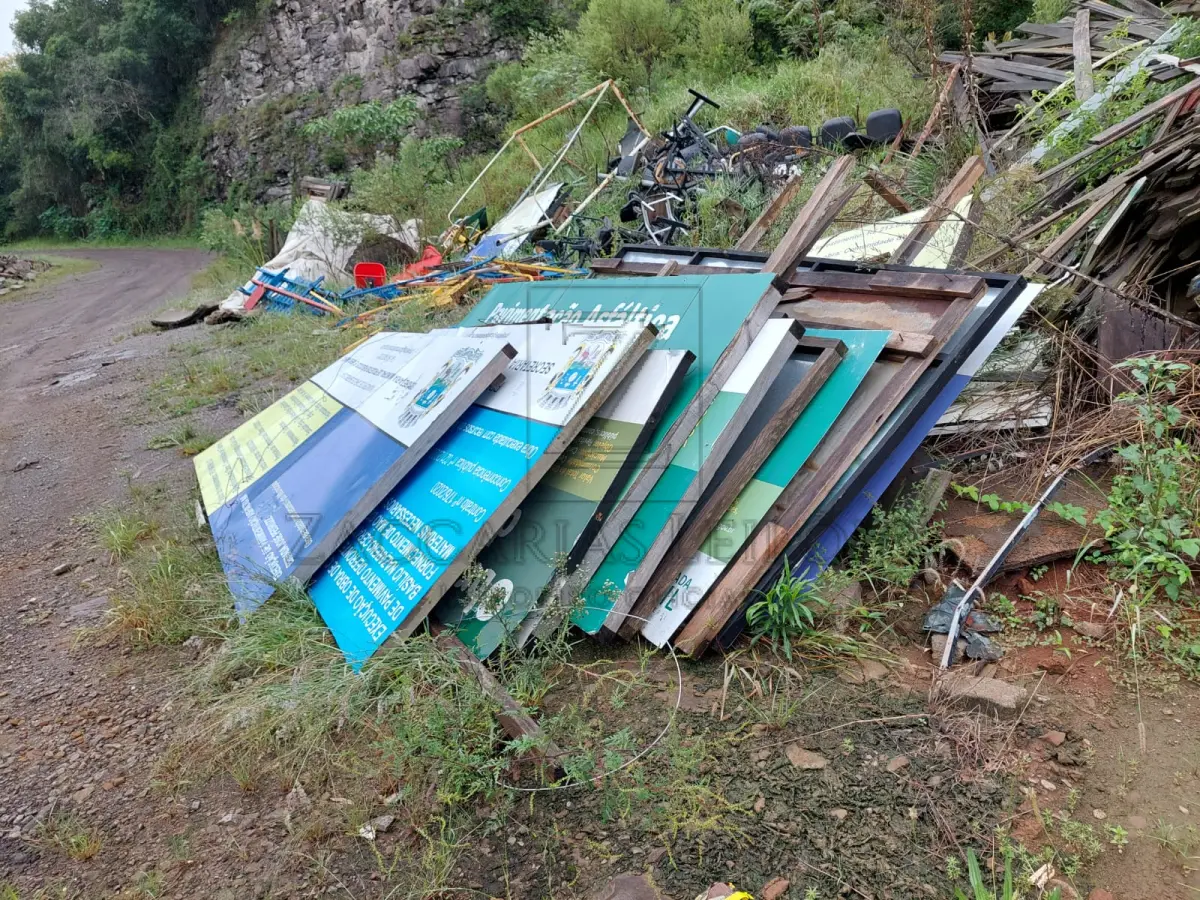LOTE 016 - SUCATAS DE FERRO: aproximadamente: 8 toneladas de ferro; 2 Balanços, 2 e 3 lugares;  gangorra nas cores azul, vermelha e amarela; gira-gira colorido; barra na cor azul e  vermelha; escorregador; 2 goleiras.