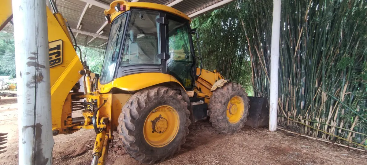 LOTE 003 - Retroescavadeira marca JCB modelo 214S, cabine fechada com ar-condicionado, ano/modelo 2006. (Bem nº 0723)