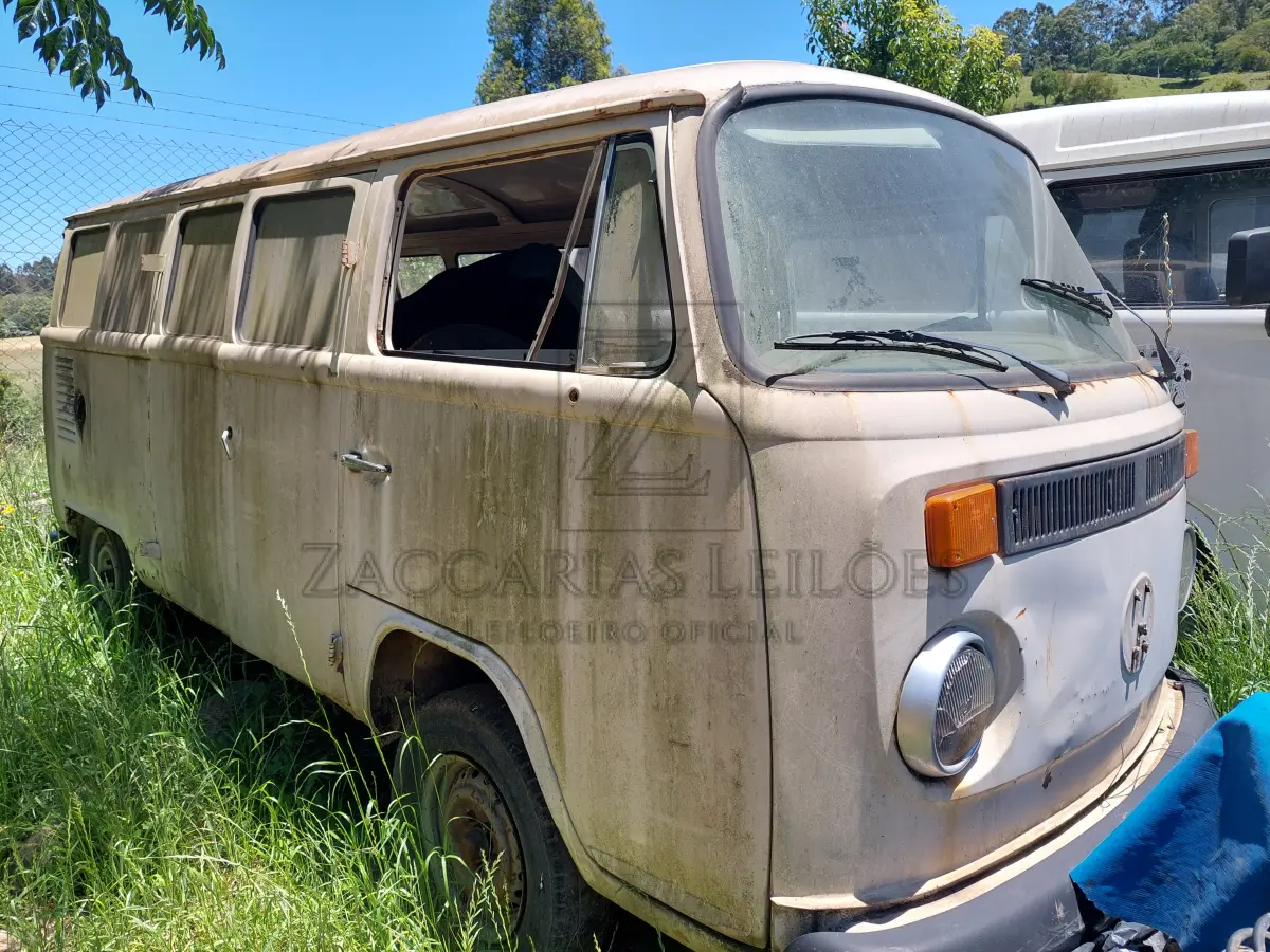LOTE 003 - Veículo da marca VOLKSWAGEN/KOMBI, placas IHP-7637, tipo camioneta, ano/modelo  1993/1994, RENAVAM 00582850606, a gasolina.