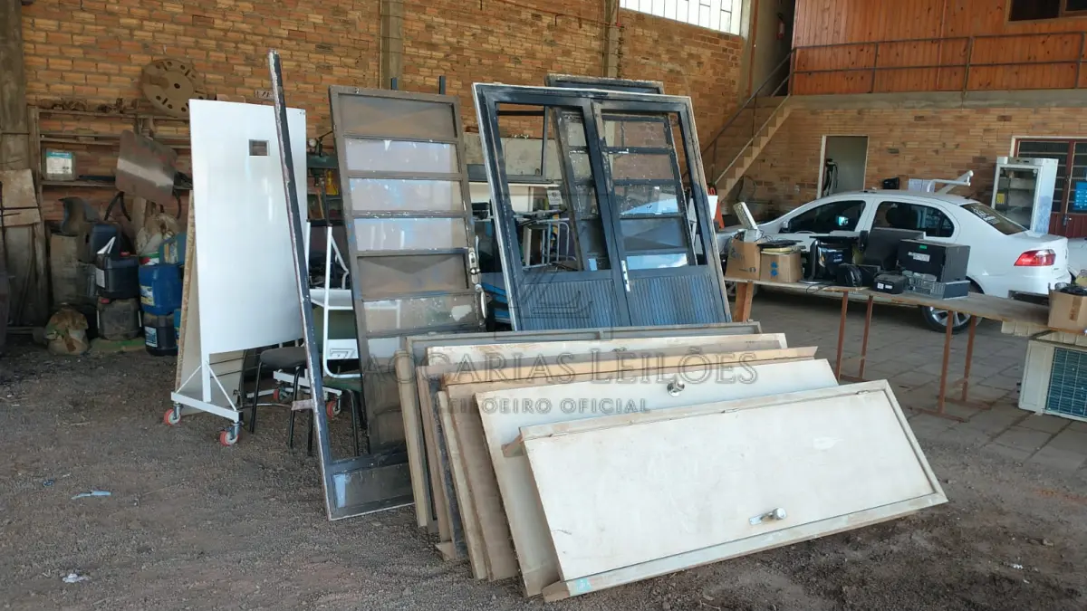 LOTE 013 - Lote de móveis.