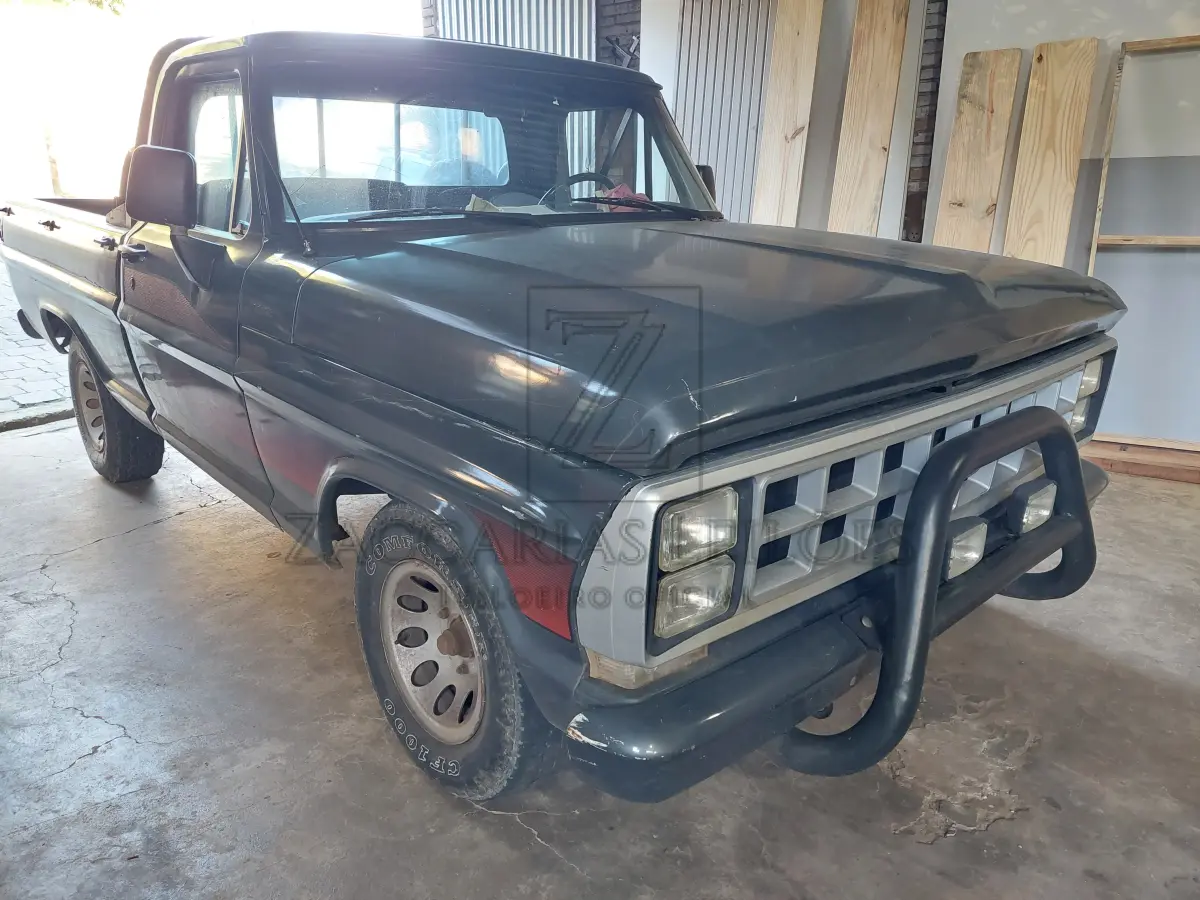 LOTE 004 - Uma camionete de marca FORD/F1000, placas IEG-9287, na cor cinza, à Diesel, ano/modelo 1990/1990, RENAVAM 582977347.
