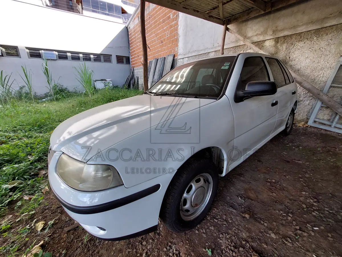 LOTE 009 - Um automóvel VW-VOLKSWAGEM/GOL 16V, placas DAQ-2668, cor branca, ano/modelo 1999/2000, RENAVAM 726977977.