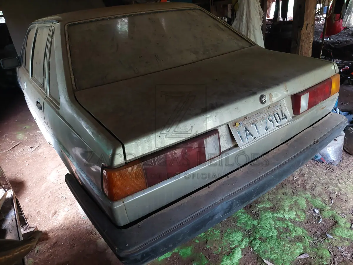 LOTE 007 - Um automóvel da marca VW/VOLKSWAGEN SANTANA CL 2000, de placa IAT-2904, cor bege, RENAVAM 563377348 ano/modelo 1988/1989, a álcool.