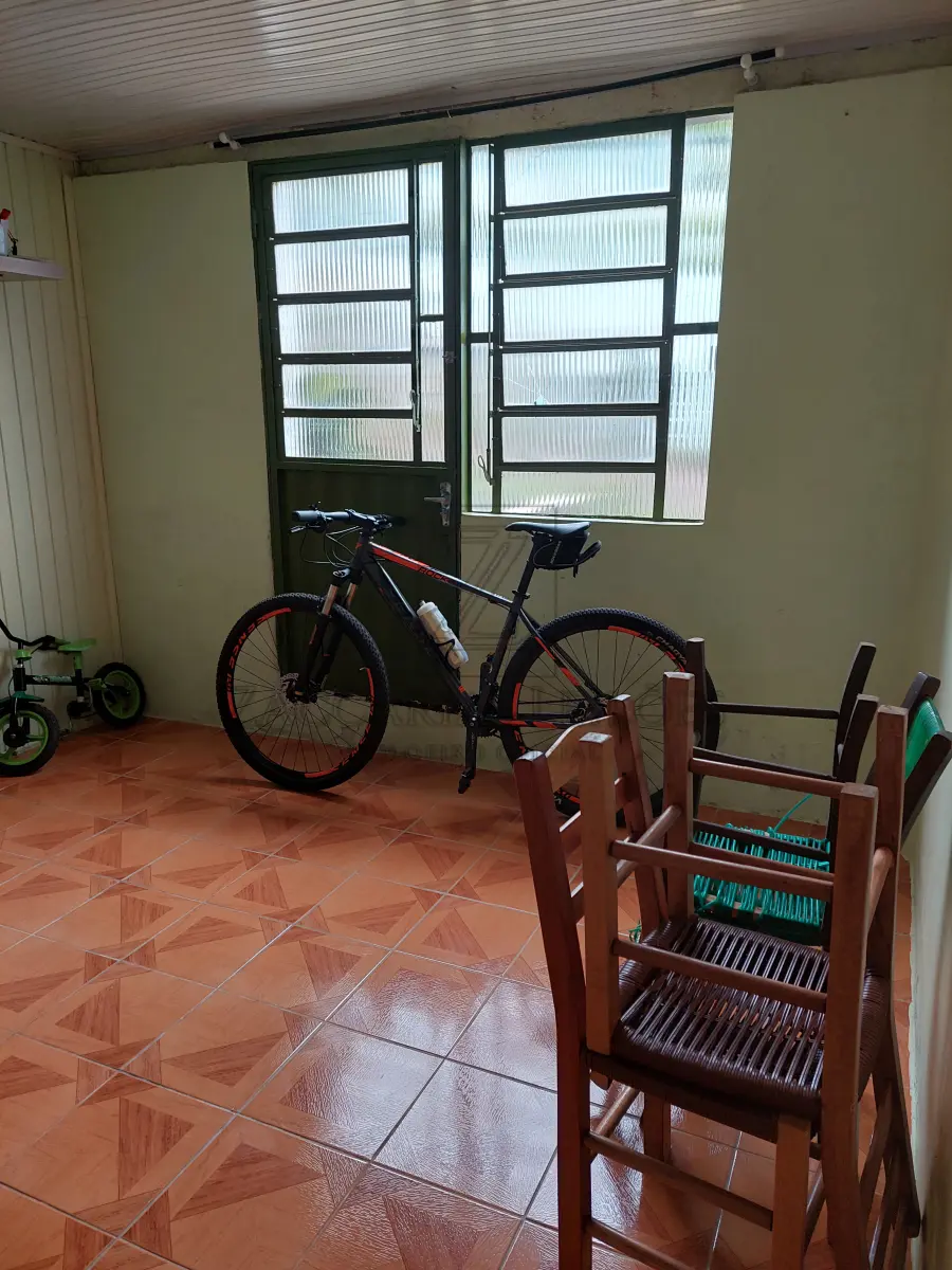 LOTE 001 - Bem: IMÓVEL: Um terreno urbano, constituído do lote n° 5 com aproximadamente 400m², com 17 metros ao leste de frente para a Rua Domingos Todeschini, no Bairro Cristo Redentor, cidade de Nova Bassano e 17,30 metros na parte oeste ao lado do lote n° 16; 21,50 metros ao lado com o lote n° 9 e 23,20 com o lote n° 4, terreno este dentro de área maior conforme transcrição número 7.708, folha 191, do Livro 3/J, datada de 03 de outubro de 1947, e do teor seguinte: parte do lote rural número vinte e oito, parte do lote rural número trinta e parte do lote rural número vinte e oito "A"(sobra) todos da Linha Benjamin Constant, Segundo distrito, o primeiro com a área de sessenta e dois mil oitocentos quarenta e sete metros quadrados, o segundo com a área de duzentos setenta mil - metros quadrados e a sobra com a área de setenta e sete mil quinhentos cinquenta e sete metros quadrados, perfazendo assim uma área total de quatrocentos dez mil quatrocentos e quatro metros quadrados, confrontando todo o imóvel: ao Norte, com os lotes números vinte e cinco e vinte e três "A" (sobra) daLinha Anita Garibaldi; ao Sul, com o travessão de frente; a Este, com:' C. os números vinte e oito e vintee seis "A" (sobra) da Linha Benjamin Constante a Oeste, com os números trinta e dois da Linha Benjamin Constant, vinte sete da Linha Annita Garibaldi e trinta e dois "A" (sobra) da Linha Benjamin Constant. (as) Wenceslina L. Zanettini, Oficial. Origens: 4.173, 4.174, 6.862, 6.863, 6.864, 6.865, 6.866, 6.884, 6.885, 6.886, 6.887, 7.285. No terreno citado acima, encontra-se construída uma residência mista, alvenaria e madeira, com 212 m² de área construída, de dois pavimentes, composta por 4 dormitórios, sala, cozinha, 2 banheiros, lavanderia externa com 20 m² e amplo pátio cercado. A residência possui fácil acesso, rua pavimentada, com sua construção em perfeito estado, sem trincas ou fissuras, com sua pintura em boa qualidade.