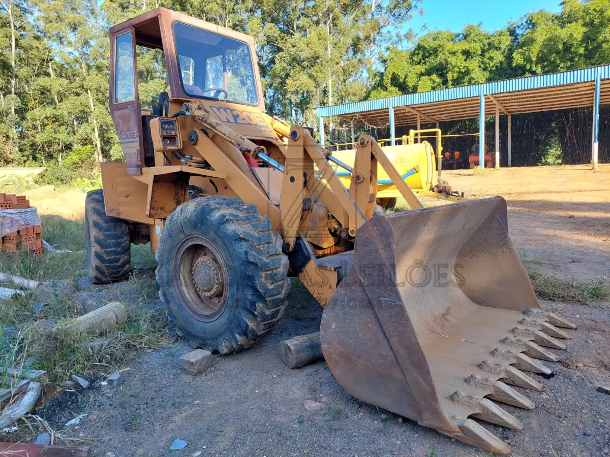 LOTE 004 - Uma carregadeira CASE W20E, ano 1996. (Bem nº 0643)