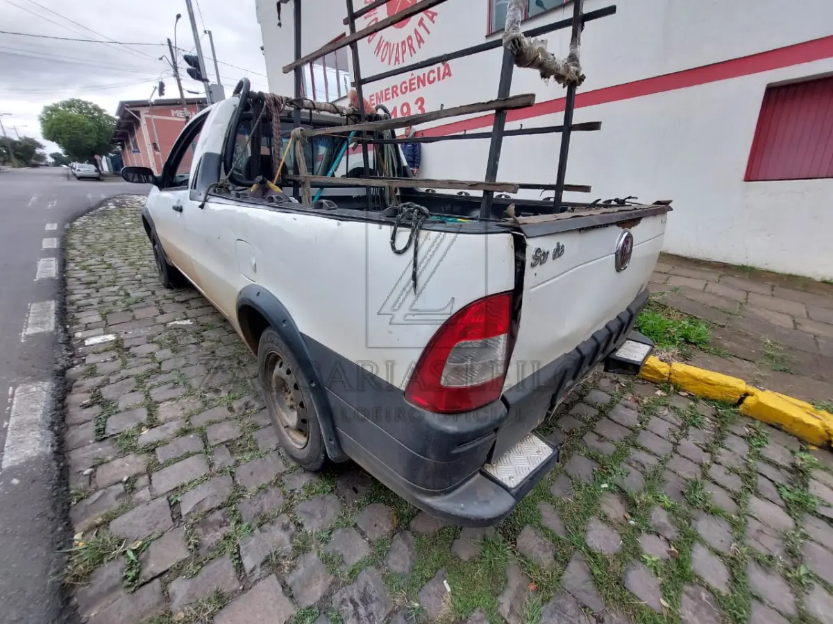 LOTE 005 - Uma camionete da marca FIAT/STRADA FIRE FLEX, placas IQV-3502, ano/modelo 2010/2010, na cor branca, RENAVAM 213139707.