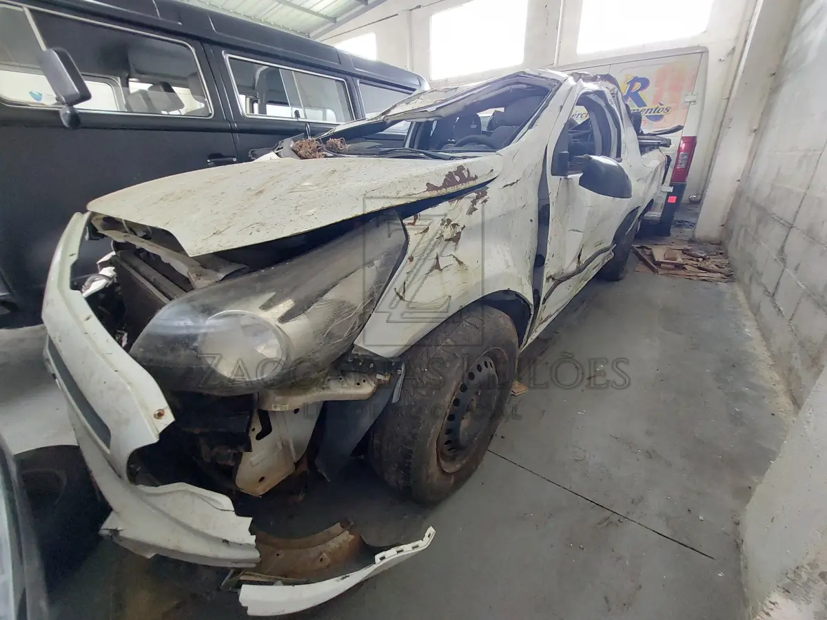 LOTE 001 - Automóvel da marca GM-CHEVROLET/MONTANA LS 1.4, cor branca,  ano/modelo 2012/2013, placa ITQ-2983, RENAVAM 491196636, acidentada.