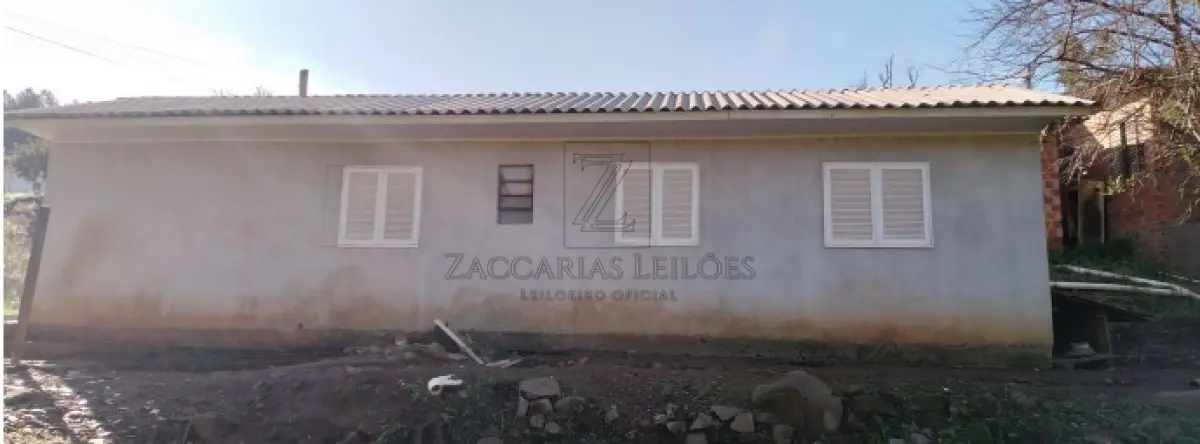 LOTE 001 - Parte ideal pertencente ao executado no percentual de 6,250000%, sem benfeitorias,  dentro do todo maior do Imóvel Urbano na cidade de Cotiporã, RS, com a denominação administrativa de lote nº 045 da quadra 102, setor 01, distrito 01, com a área de 1.540,20m² (um mil quinhentos e quarenta metros e vinte decímetros quadrados) de terras, com casa residencial em alvenaria com a área de 20,00m², terras essas que distam 75,00 metros da esquina formada pelas ruas Bento Gonçalves e Getúlio Damasceno Pires, no lado par da primeira, onde não há quarteirão determinado, com as seguintes confrontações: ao norte, com o lote urbano n° 030 da quadra 102; ao sul, com terras de parte do lote rural n° 20, de Suery M. Domingues Zinda; ao leste, com terras de parte do lote rural n° 18, e ao oeste, com o lote urbano n° 105 da quadra 102; A “casa residencial em alvenaria com a área de 20,00m” constante na descrição da matrícula, não foi encontrada. A mesma teria sido demolida e em seu lugar construída a edificação residencial com 48,00 m². A construção é em alvenaria de tijolos, esquadrias de madeira, cobertura de telhas de fibrocimento, sem pintura, estado de conservação é “b” (entre nova e regular). Avaliação das benfeitorias R$ 75.000,00. Avaliação da parte ideal do imóvel pertencente ao executado dentro do todo maior corresponde a 96,2625m² é de R$ 11.250,00(onze mil duzentos e cinquenta reais).