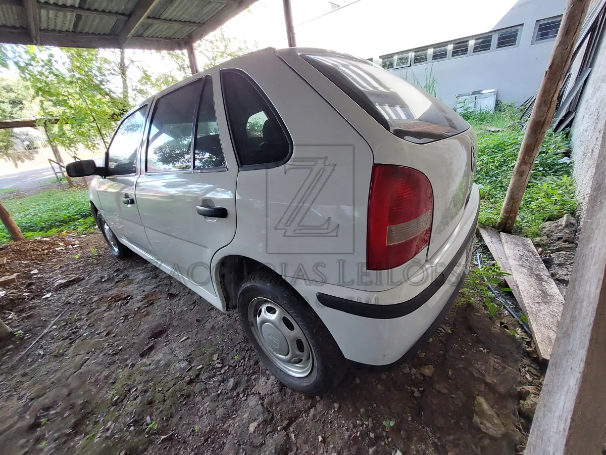 LOTE 009 - Um automóvel VW-VOLKSWAGEM/GOL 16V, placas DAQ-2668, cor branca, ano/modelo 1999/2000, RENAVAM 726977977.