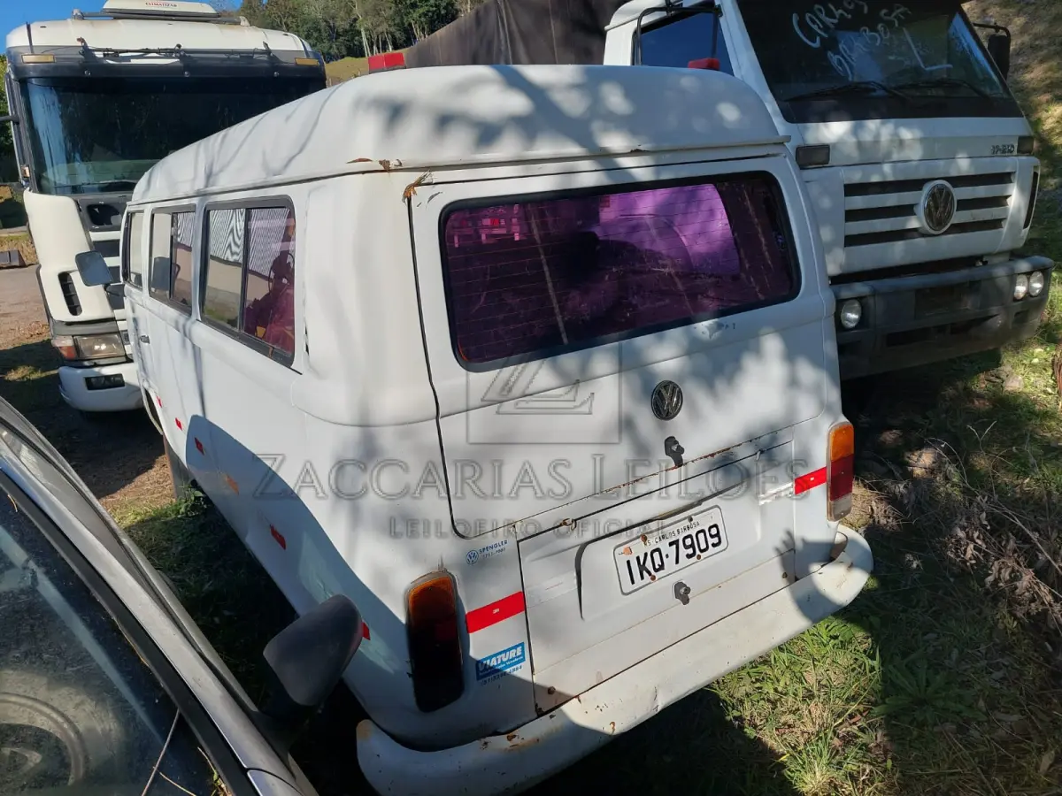 LOTE 004 - Veículo da marca Volkswagen/KOMBI, placas IKQ-7909, tipo passageiro ano/modelo  2002/2002, RENAVAM 00782599842, a gasolina.