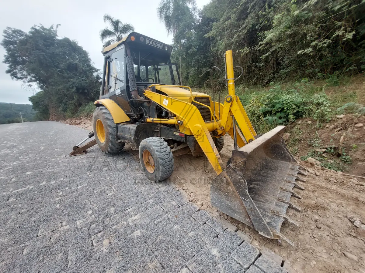 LOTE 002 - RETROESCAVADEIRA MARCA RANDON, MODELO RD 406, ANO 2018, TARA 7.100KG